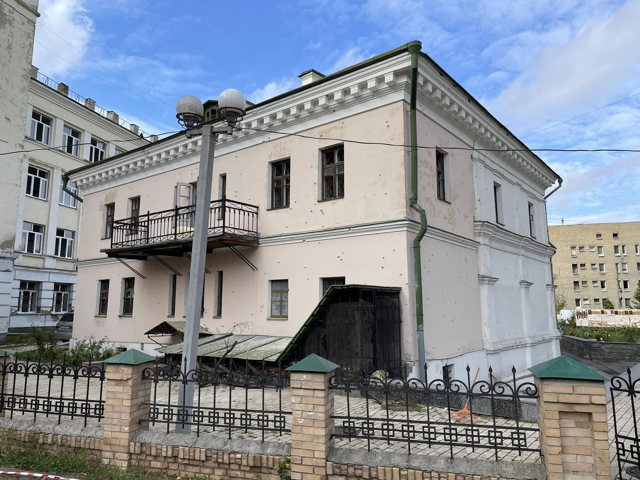 У Києві ворожий обстріл пошкодив будівлю Музею гетьманства (фото)