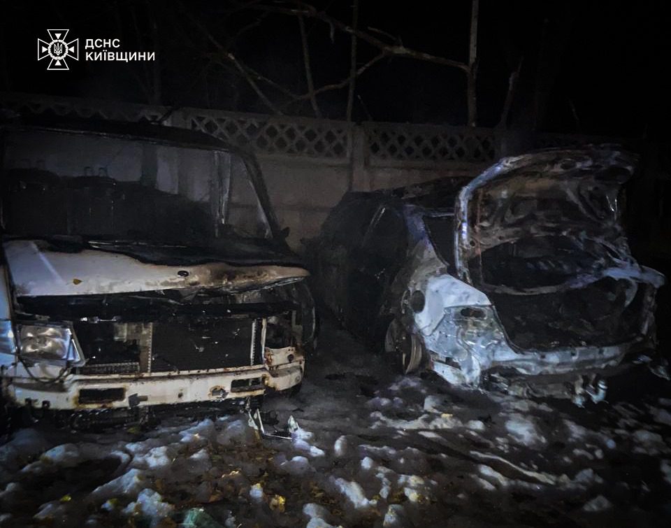 На Київщині внаслідок атаки рф поранено жінку, згоріли будинок та авто