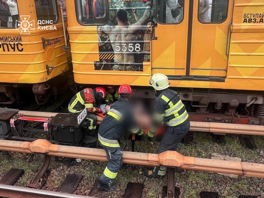 У Києві на станції метро "Дніпро" людина впала на колії У Києві на станції метро "Дніпро" людина впала на колії