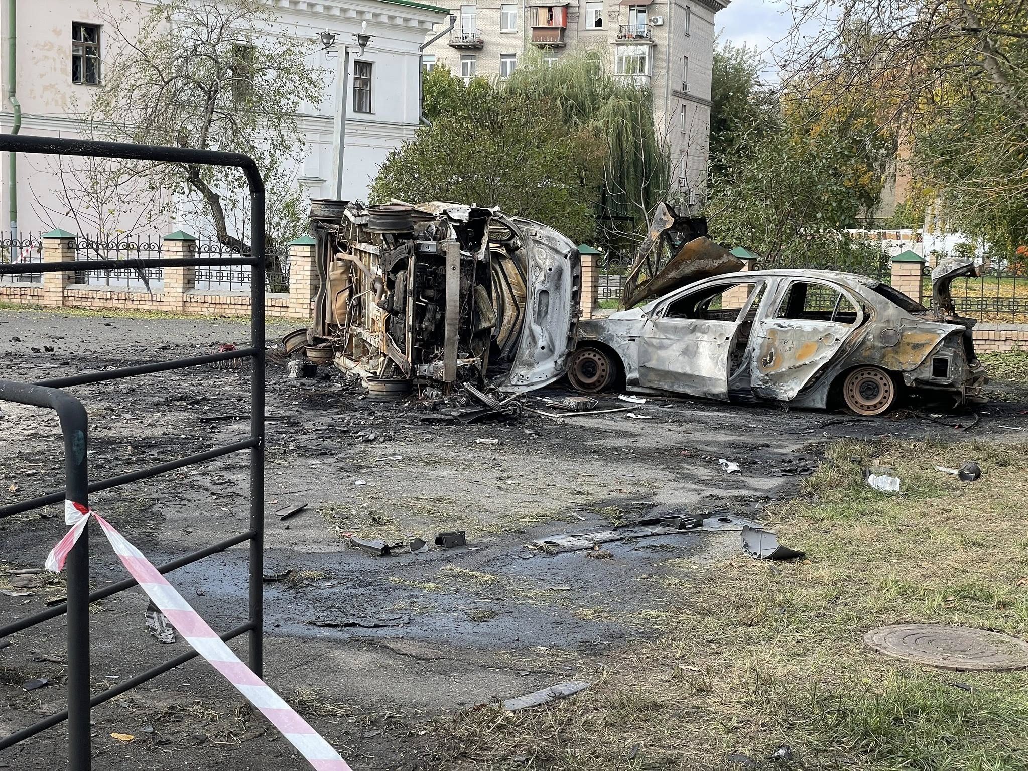 У Києві ворожий обстріл пошкодив будівлю Музею гетьманства (фото)