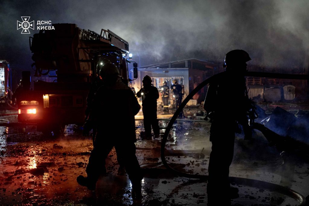 Ракетна атака на Київ: у трьох районах виникли пожежі, є загиблий та постраждалі
