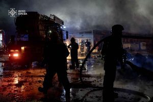 Ракетна атака на Київ: у трьох районах виникли пожежі, є постраждалі