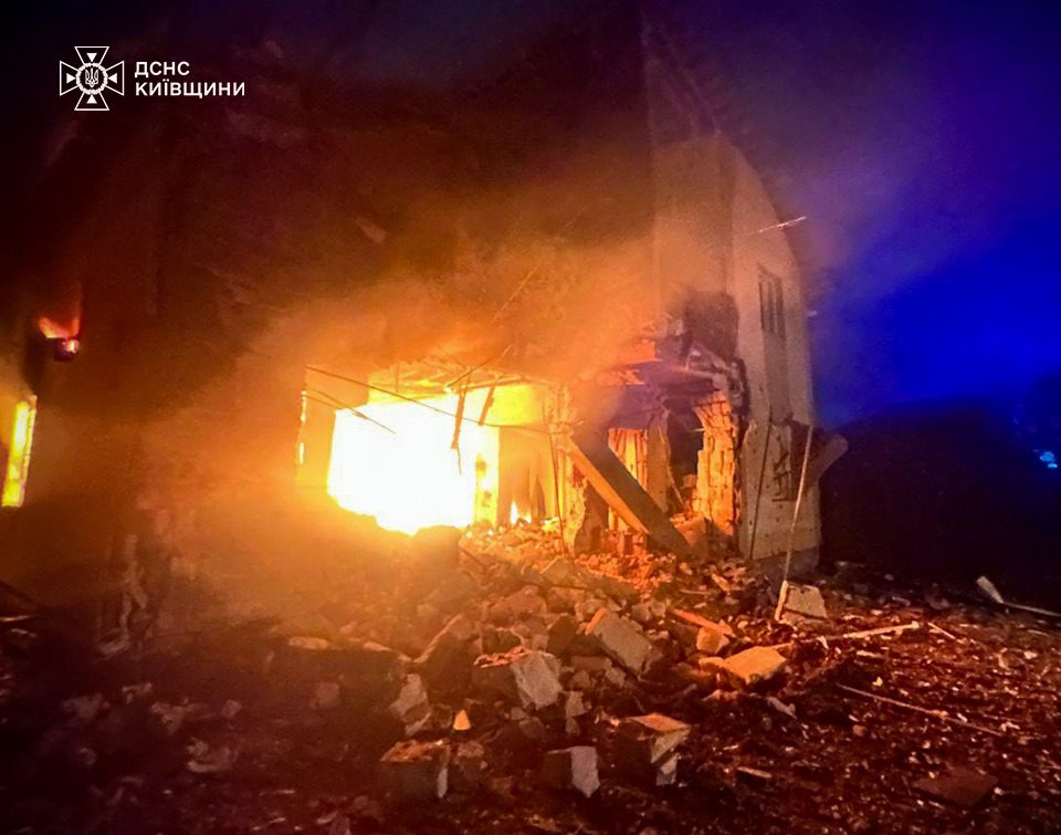 На Київщині внаслідок атаки рф поранено жінку, згоріли будинок та авто