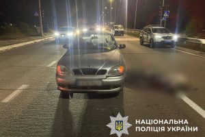 Смертельна ДТП: на столичній Оболоні загинула жінка, що перебігала проїзну частину Смертельна ДТП: на столичній Оболоні загинула жінка, що перебігала проїзну частину