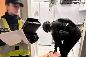 Стрілянина на Подолі: киянин напідпитку поранив людей у дворі житлового будинку