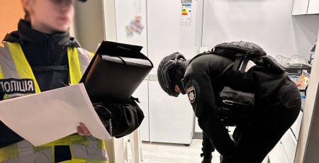 Стрілянина на Подолі: киянин напідпитку поранив людей у дворі житлового будинку Стрілянина на Подолі: киянин напідпитку поранив людей у дворі житлового будинку