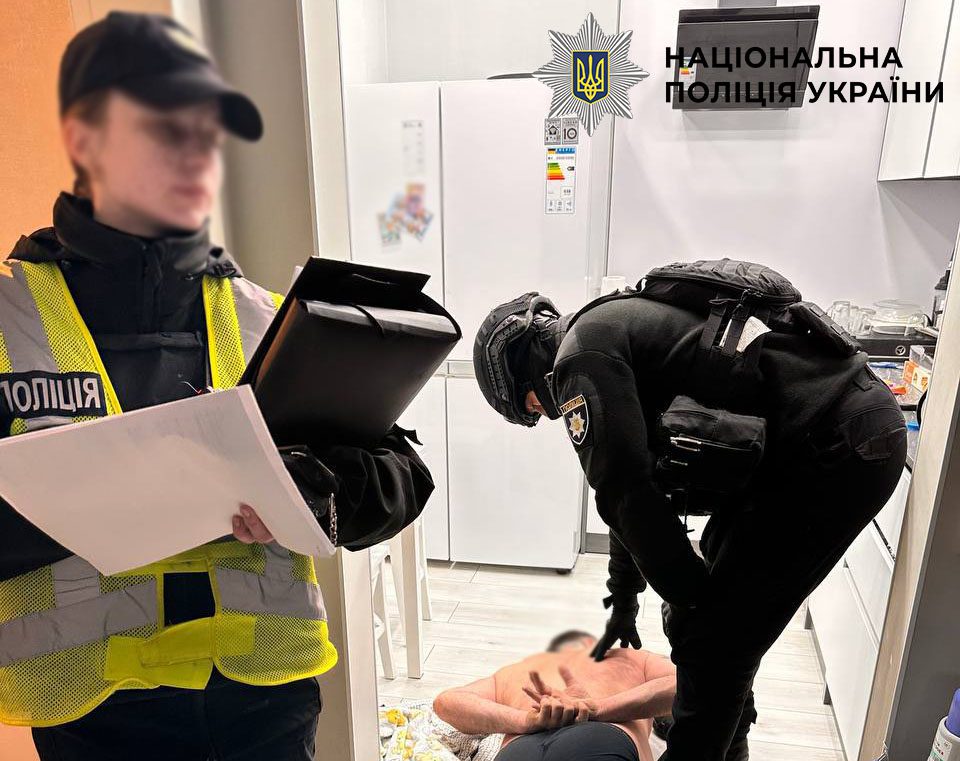 Стрілянина на Подолі: киянин напідпитку поранив людей у дворі житлового будинку Стрілянина на Подолі: киянин напідпитку поранив людей у дворі житлового будинку