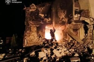 На Київщині внаслідок атаки рф поранено жінку, згоріли будинок та авто