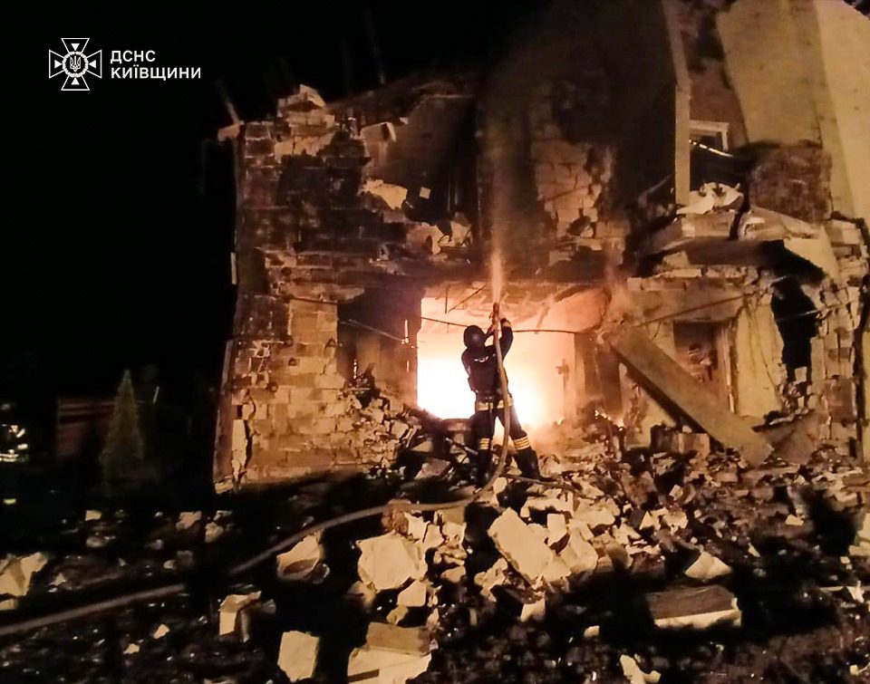 На Київщині внаслідок атаки рф поранено жінку, згоріли будинок та авто На Київщині внаслідок атаки рф поранено жінку, згоріли будинок та авто