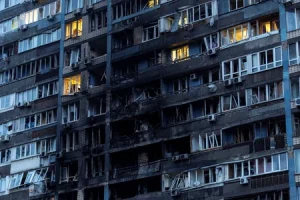 У Києві після масованого обстрілу без світла, води та тепла залишаються тисячі об’єктів