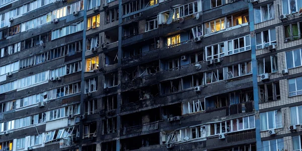 У Києві після масованого обстрілу без світла, води та тепла залишаються тисячі об’єктів