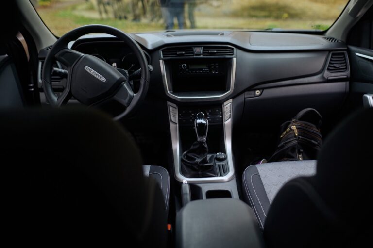 Микола Калашник: Київщина передала десяток нових пікапів 411 окремому полку безпілотних систем «Яструби»