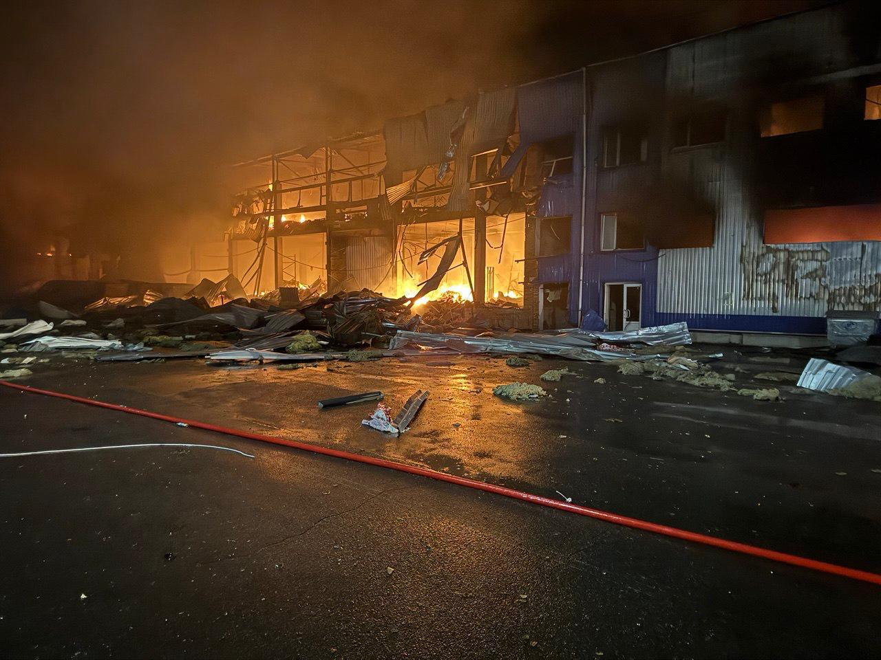 Під час атаки на Київ в ніч на 25 жовтня на виробничому підприємстві було пошкоджено два десятка “швидких” (фото)