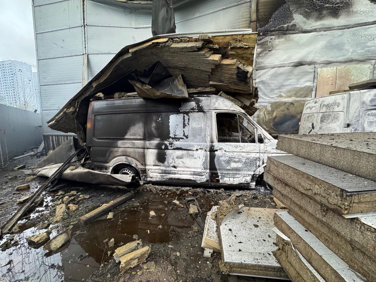 Під час атаки на Київ в ніч на 25 жовтня на виробничому підприємстві було пошкоджено два десятка “швидких” (фото)