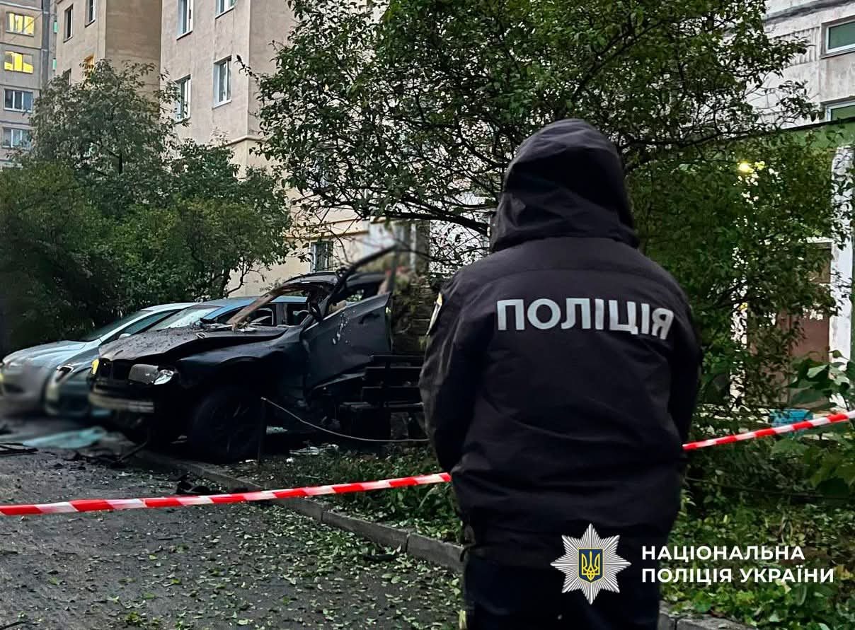 Столичні правоохоронці розслідують обставини вибуху автомобіля BMW у Голосієві (фото)