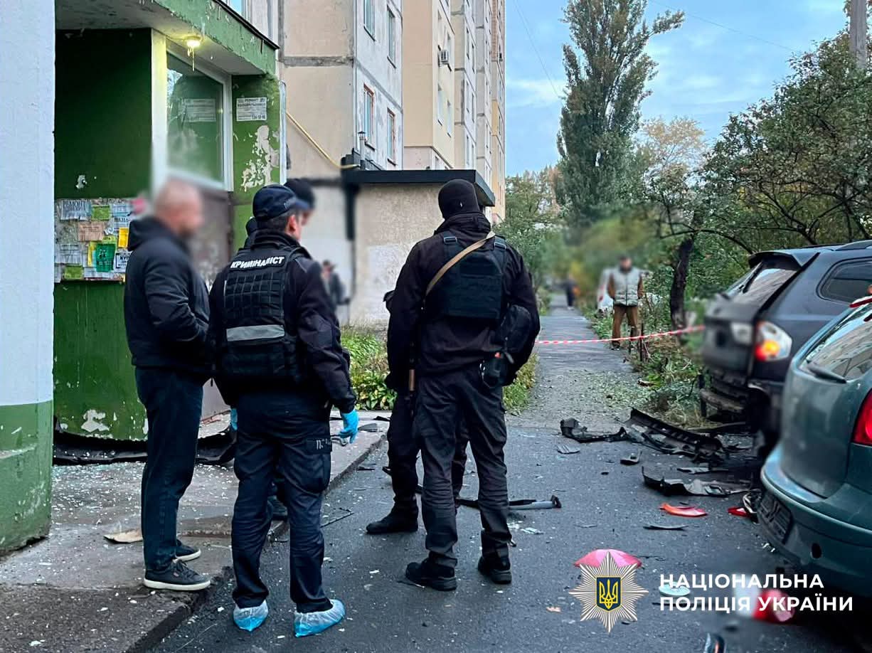 Столичні правоохоронці розслідують обставини вибуху автомобіля BMW у Голосієві (фото)