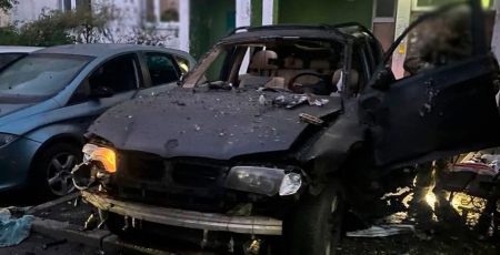 Столичні правоохоронці розслідують обставини вибуху автомобіля BMW у Голосієві (фото)