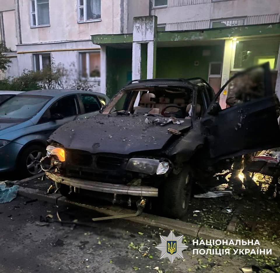 Столичні правоохоронці розслідують обставини вибуху автомобіля BMW у Голосієві (фото)