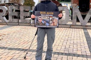 У центрі Києва військовий вийшов на пікет через несплату державою коштів за лікування
