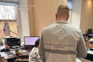 Посадовицю Голосіївської РДА підозрюють у розтраті коштів під час закупівлі ноутбуків для шкіл
