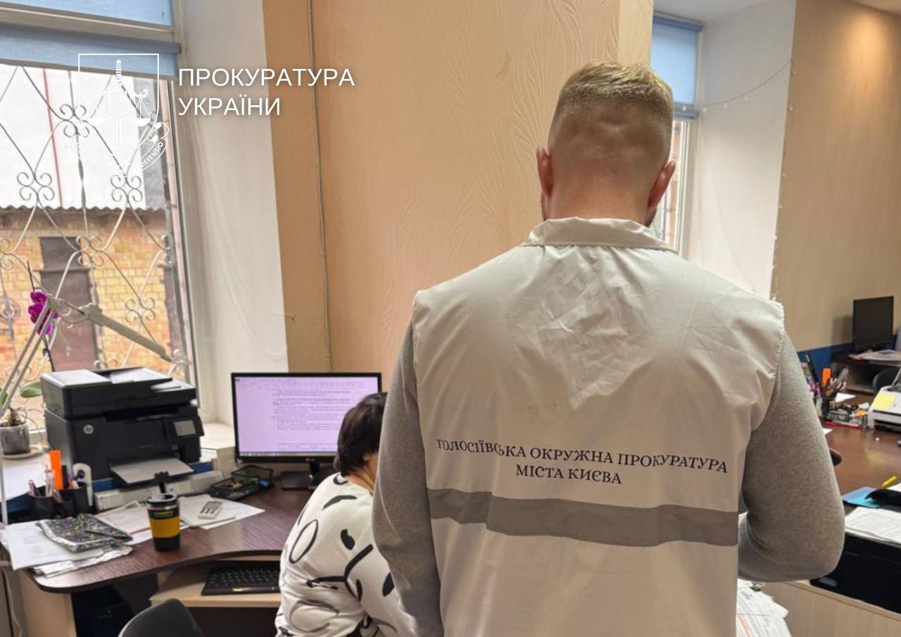 Посадовицю Голосіївської РДА підозрюють у розтраті коштів під час закупівлі ноутбуків для шкіл
