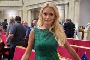 Ексдепутатку Кормишкіну, її чоловіка та сина зняли з літака в аеропорту Кишинева через інцидент з екіпажем, – ЗМІ