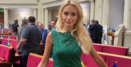 Ексдепутатку Кормишкіну, її чоловіка та сина зняли з літака в аеропорту Кишинева через інцидент з екіпажем, - ЗМІ Ексдепутатку Кормишкіну, її чоловіка та сина зняли з літака в аеропорту Кишинева через інцидент з екіпажем, - ЗМІ