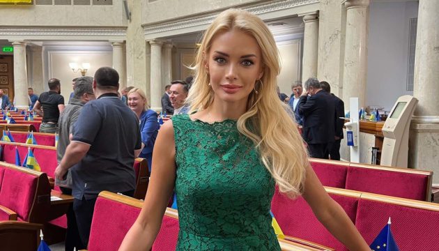 Ексдепутатку Кормишкіну, її чоловіка та сина зняли з літака в аеропорту Кишинева через інцидент з екіпажем, - ЗМІ Ексдепутатку Кормишкіну, її чоловіка та сина зняли з літака в аеропорту Кишинева через інцидент з екіпажем, - ЗМІ