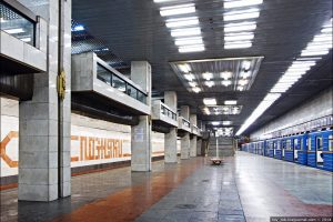 На столичній станції "Позняки" пасажир потрапив на колії