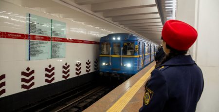 У Києві на станції метро "Дніпро" людина впала на колії У Києві на станції метро "Дніпро" людина впала на колії