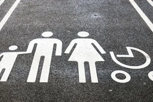 ВР зобов’язала парковки мати місця для водіїв з малолітніми дітьми