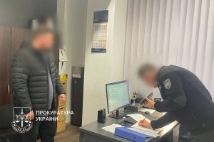 Двом поліцейським повідомлено про підозру у побитті чоловіка біля Голосіївського військкомату (відео) Двом поліцейським повідомлено про підозру у побитті чоловіка біля Голосіївського військкомату (відео)