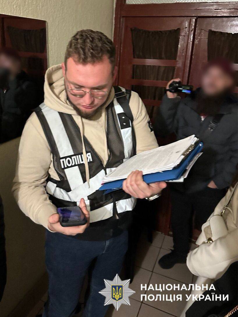 На Київщині викрили “помічників екстрасенсів”, які продавали “магічні” амулети