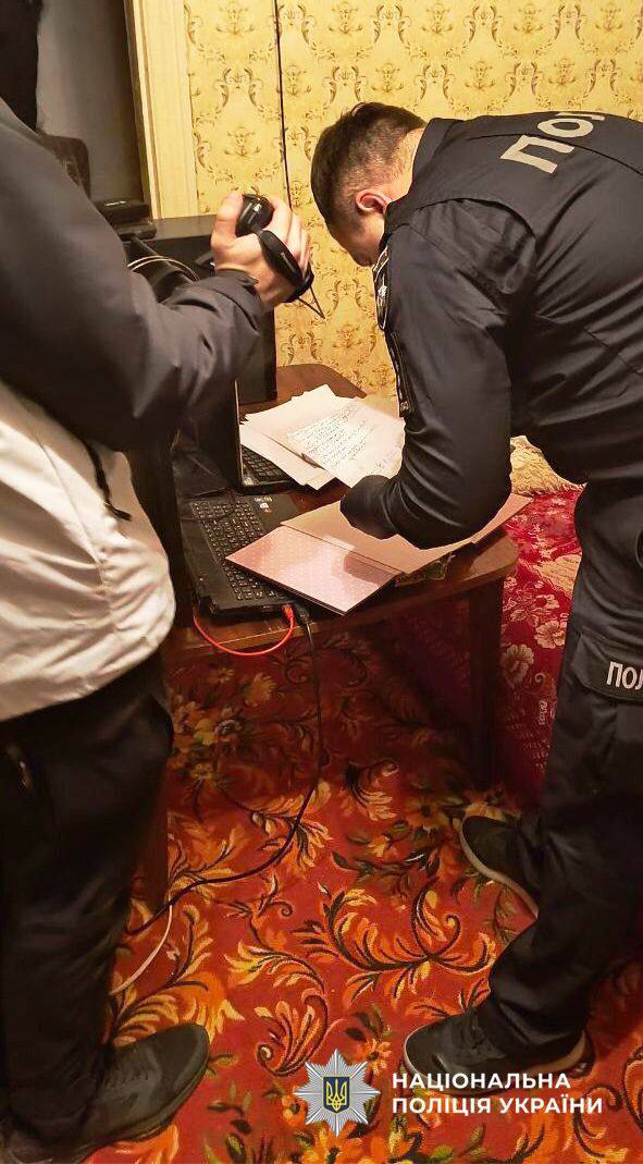 На Київщині викрили “помічників екстрасенсів”, які продавали “магічні” амулети