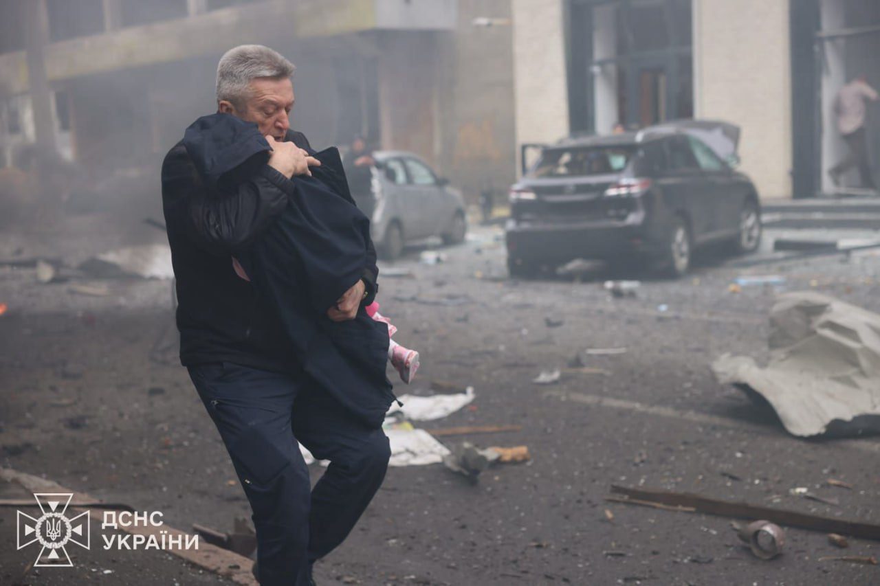 У Харкові ворожий БпЛА влучив у дитсадок, є постраждалі