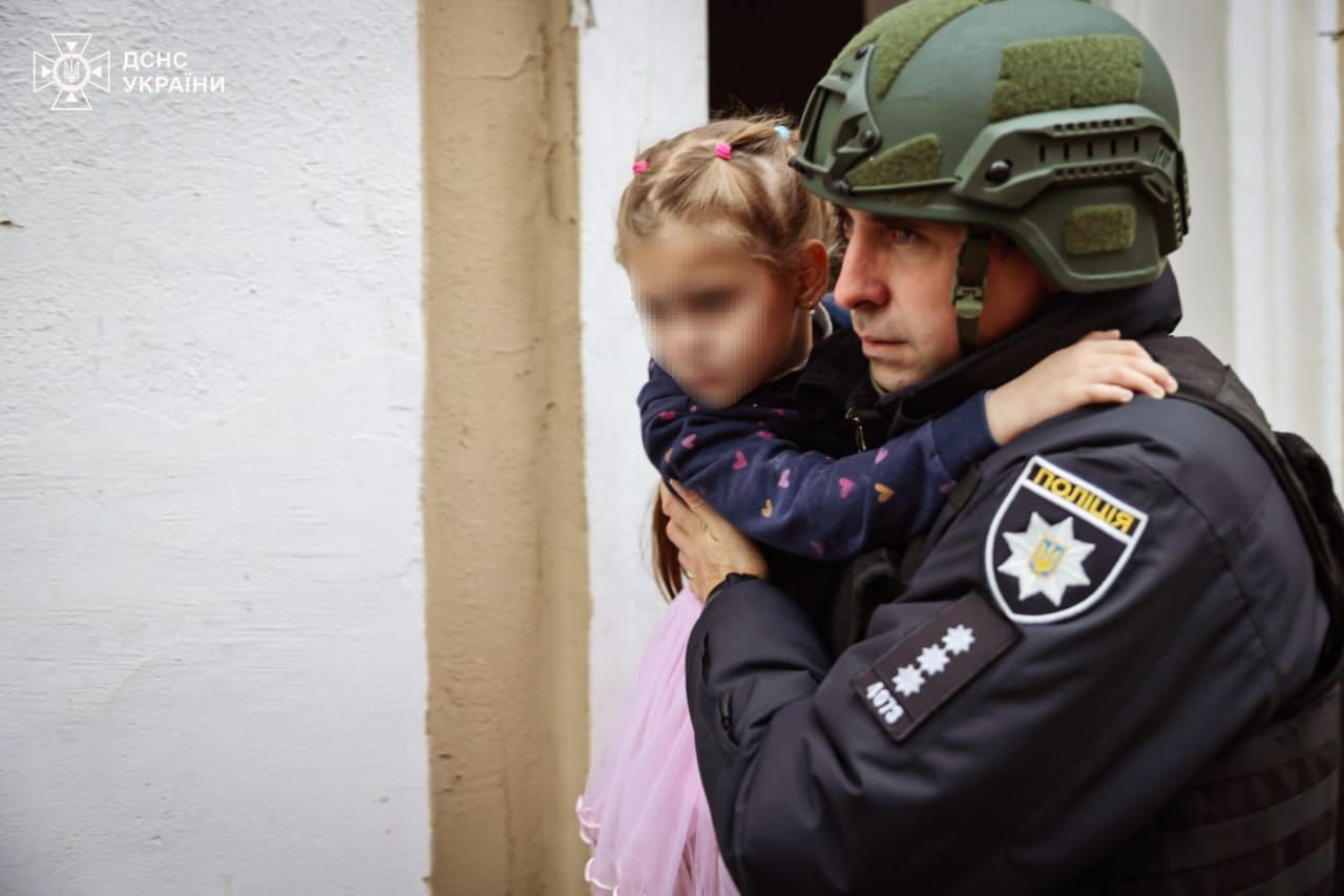 У Харкові ворожий БпЛА влучив у дитсадок, є постраждалі