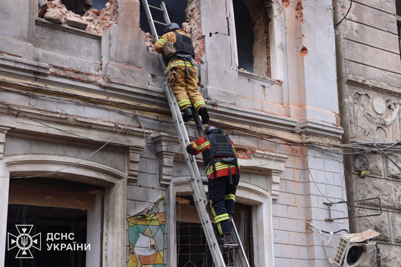 У Харкові ворожий БпЛА влучив у дитсадок, є постраждалі