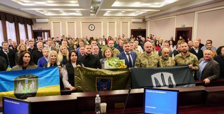 Микола Калашник вручив державні нагороди та пам’ятні знаки захисникам і жителям Київщини за мужність, віддану працю та внесок у розвиток регіону Микола Калашник вручив державні нагороди та пам’ятні знаки захисникам і жителям Київщини за мужність, віддану працю та внесок у розвиток регіону