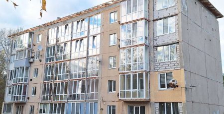 У Калинівці відновлюють зруйновану у 2022 році багатоповерхівку