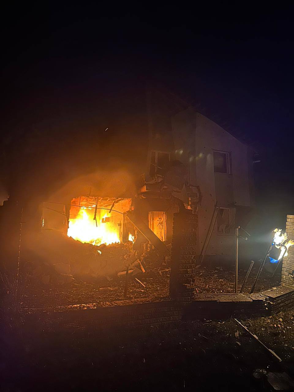На Київщині внаслідок атаки рф поранено жінку, згоріли будинок та авто
