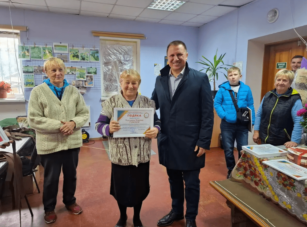 У Білогородці відзначили волонтерок, які сплели понад 200 маскувальних сіток для фронту