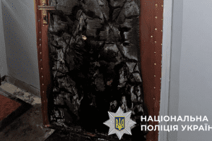 У Києві 23-річний хлопець на «завдання» псевдоправоохоронців підпалив двері квартири пенсіонерки У Києві 23-річний хлопець на «завдання» псевдоправоохоронців підпалив двері квартири пенсіонерки