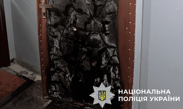 У Києві 23-річний хлопець на «завдання» псевдоправоохоронців підпалив двері квартири пенсіонерки