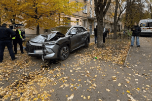 На Нивках авто після зіткнення з вантажівкою викинуло на тротуар - серед постраждалих двоє дітей