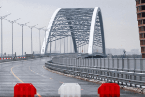 Під час повітряних тривог у столиці перекриватимуть Подільський міст