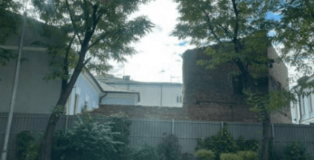 На Подолі нищать флігель у дворі садиби українського мецената Терещенка, - активіст (фото) На Подолі нищать флігель у дворі садиби українського мецената Терещенка, - активіст (фото)