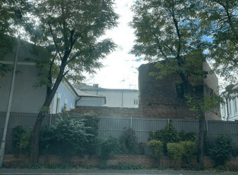 На Подолі нищать флігель у дворі садиби українського мецената Терещенка, - активіст (фото) На Подолі нищать флігель у дворі садиби українського мецената Терещенка, - активіст (фото)