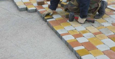 Понівечена росіянами Петропавлівська Борщагівка спрямує понад 7 млн гривень на плитку для доріжок