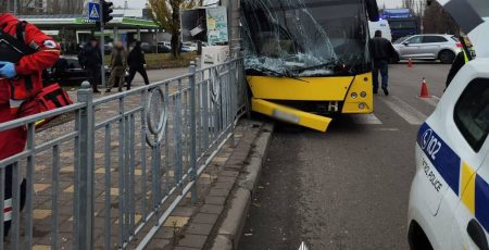 У столиці маршрутний автобус зіткнувся з електроопорою: 5 пасажирів постраждали