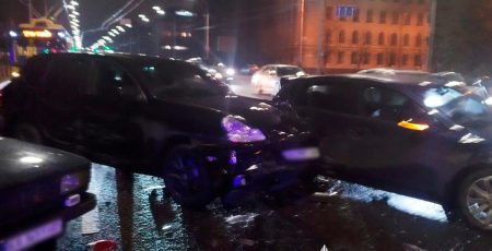 Столичні поліцейські затримали нетверезого водія Porsche Cayenne, який вчинив ДТП з кількома авто та стрілянину (фото)